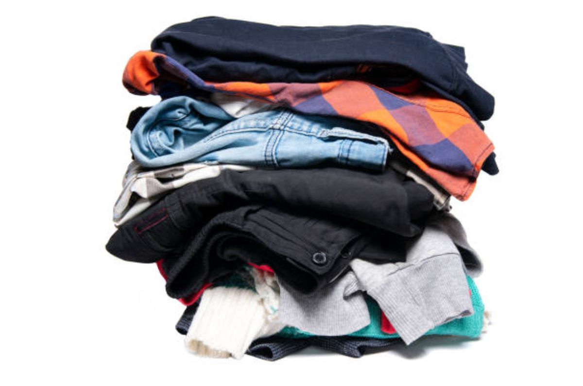 Tienda de ropa de paca con prendas coloridas